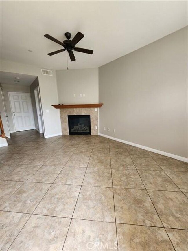 Foto del edificio - Luxury Two Bedroom Two and a half Bathroom...