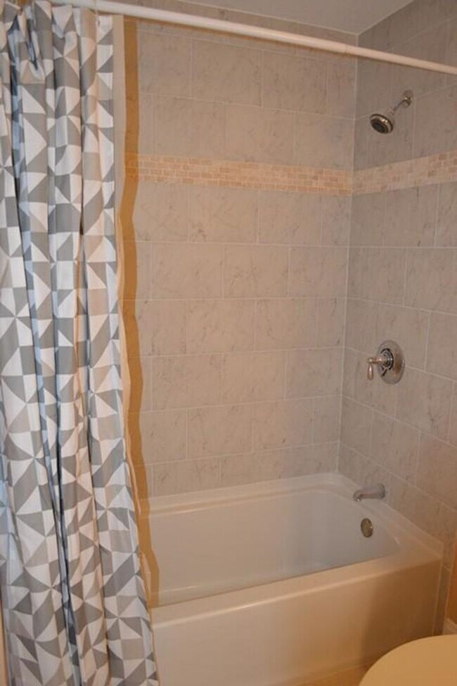 Foto del edificio - GREAT 3Br/1.5Bth perfect for BC roommates! Walk to BC, Reservoir, Right on Green Line