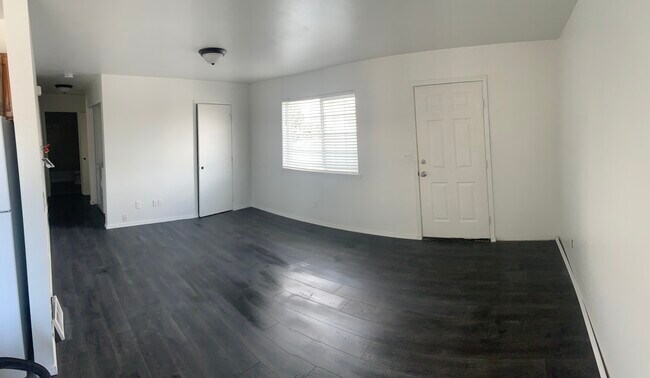 Building Photo - 902 E White Birch Ave