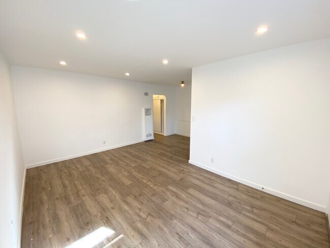 Foto del edificio - 1143 N Formosa Ave