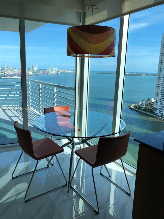 Foto del edificio - 325 S Biscayne Blvd