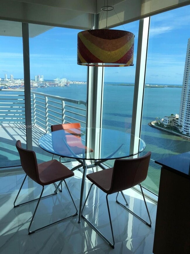 Foto del edificio - 325 S Biscayne Blvd