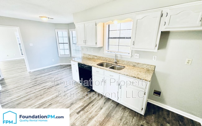 Building Photo - 7900 Deerfield Trce