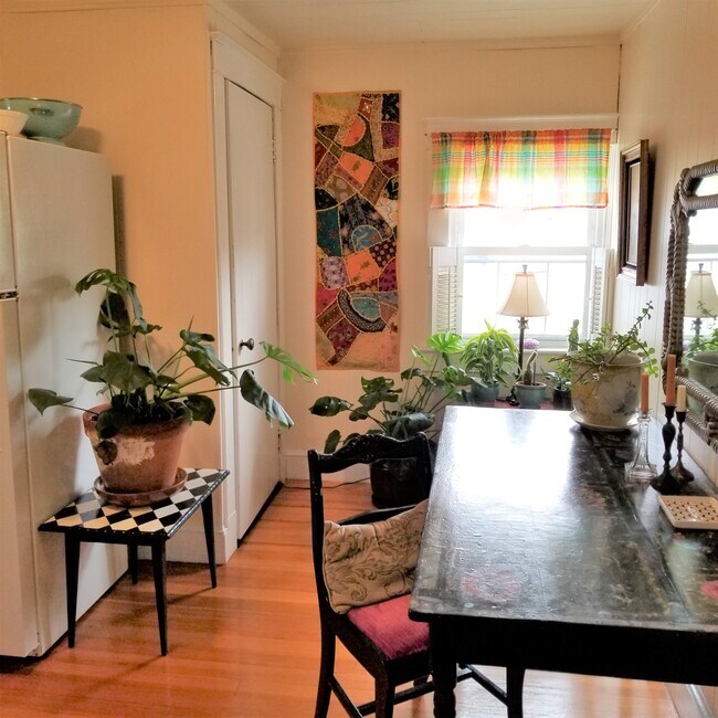 eat in kitchen - 1 Green Ln