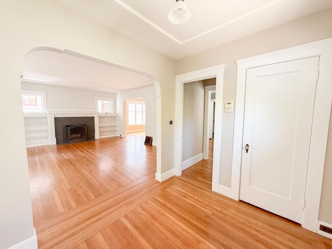 Building Photo - Charming Glenview Bungalow Steps Aways fro...