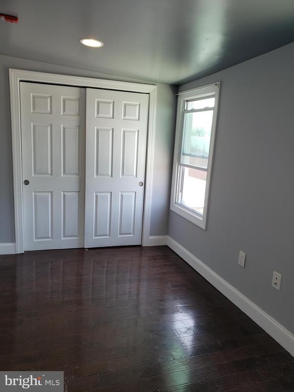 Foto del edificio - 5329 Woodland Ave