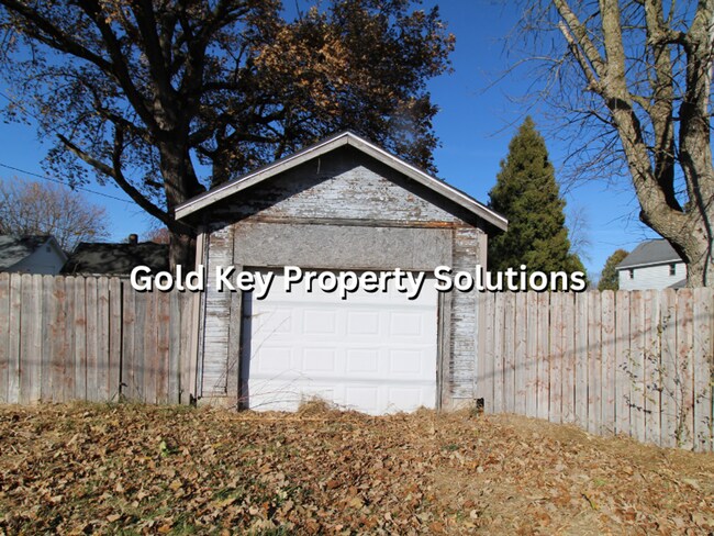 Foto del edificio - 2 BR 1 BA House with Fenced Backyard, Basement, and Garage NO SECTION 8