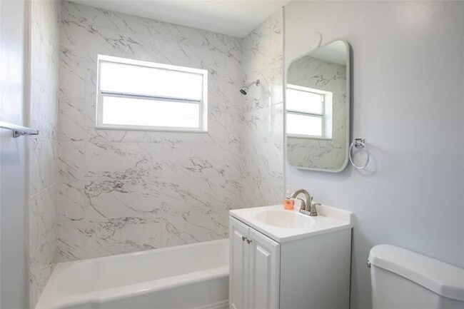 Building Photo - 1135 NW 6th Ave