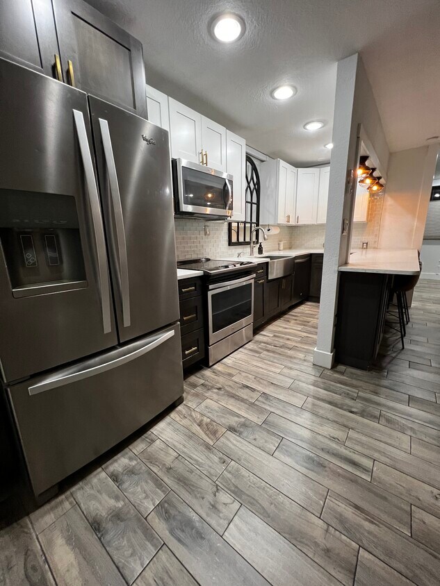 Kitchen - 1301 S Howard Ave