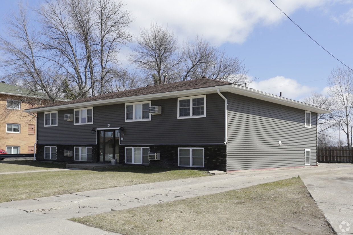 912 S 18 1/2 St, Moorhead, MN 56560 Apartments in Moorhead, MN