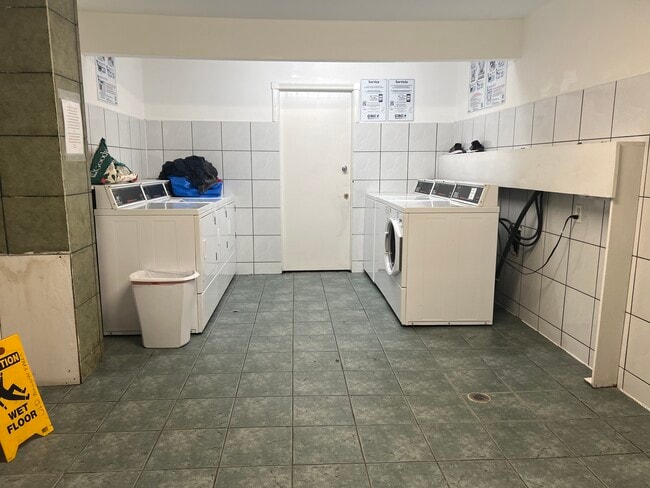 Building Photo - 860 E Old Willow Rd