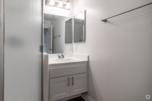 2 habitaciones, 2 baños - 1025 pies cuadrados - Baño principal - Tustin View