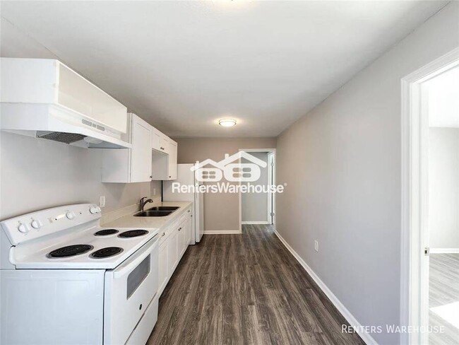 Building Photo - Renovated, contemporary, private 2 bedroom...