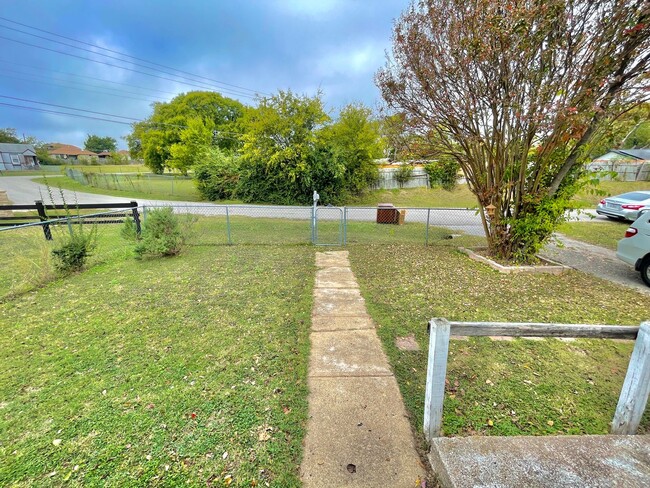 Building Photo - South Dallas Home - Country Feel in the City!