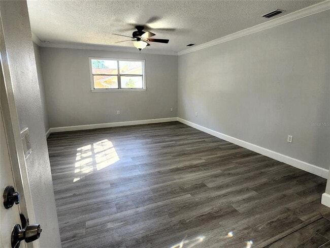 Building Photo - 2617 Pine Tree Dr