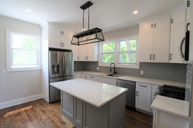 Building Photo - 21 Vreeland Ave