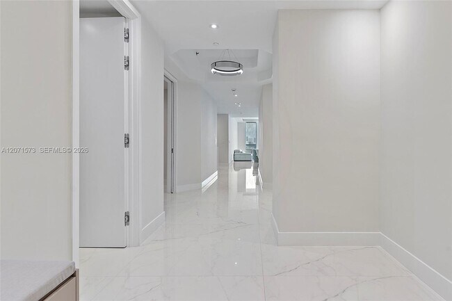 Foto del edificio - 100 South Pointe Dr