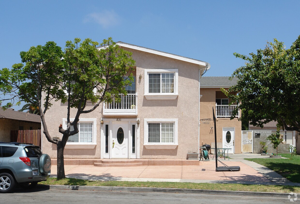 Foto del edificio - 831-835 Ivywood Dr