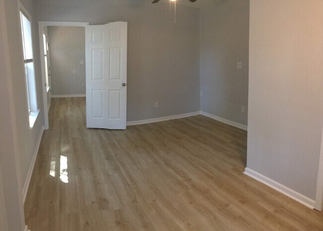Foto del edificio - 27 Roseway Cir