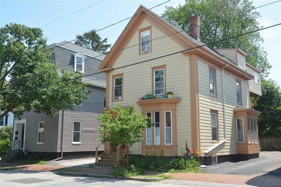 Primary Photo - 74 Melbourne St