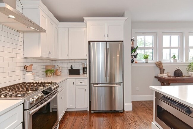 Building Photo - 52R River St