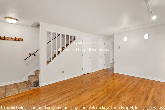 Building Photo - Charming Two Bedroom Condo with Close Access to I-5!