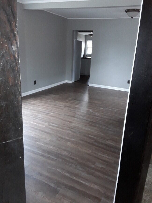 Living room - 911 N 5th St