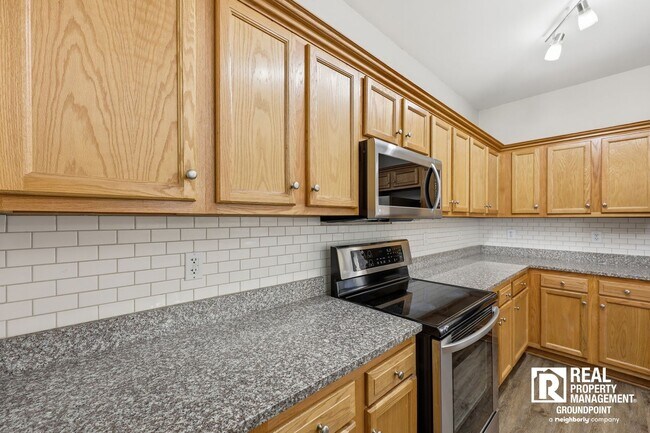 Foto del edificio - 3 Bedroom End Unit Townhome Near Dorchester and Ladson Road