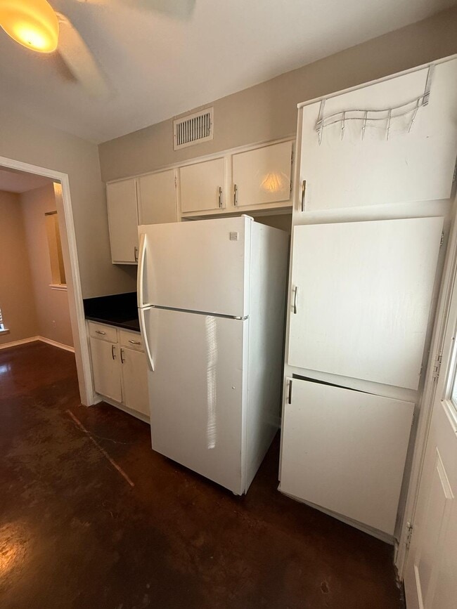 Building Photo - 213 Shrum Ct