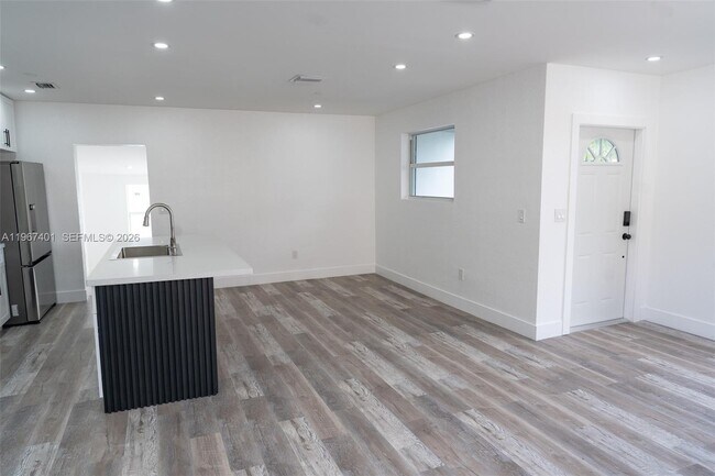 Foto del edificio - 2600 NW 108th St