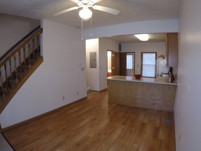 Building Photo - 302 N Chauncey Ave