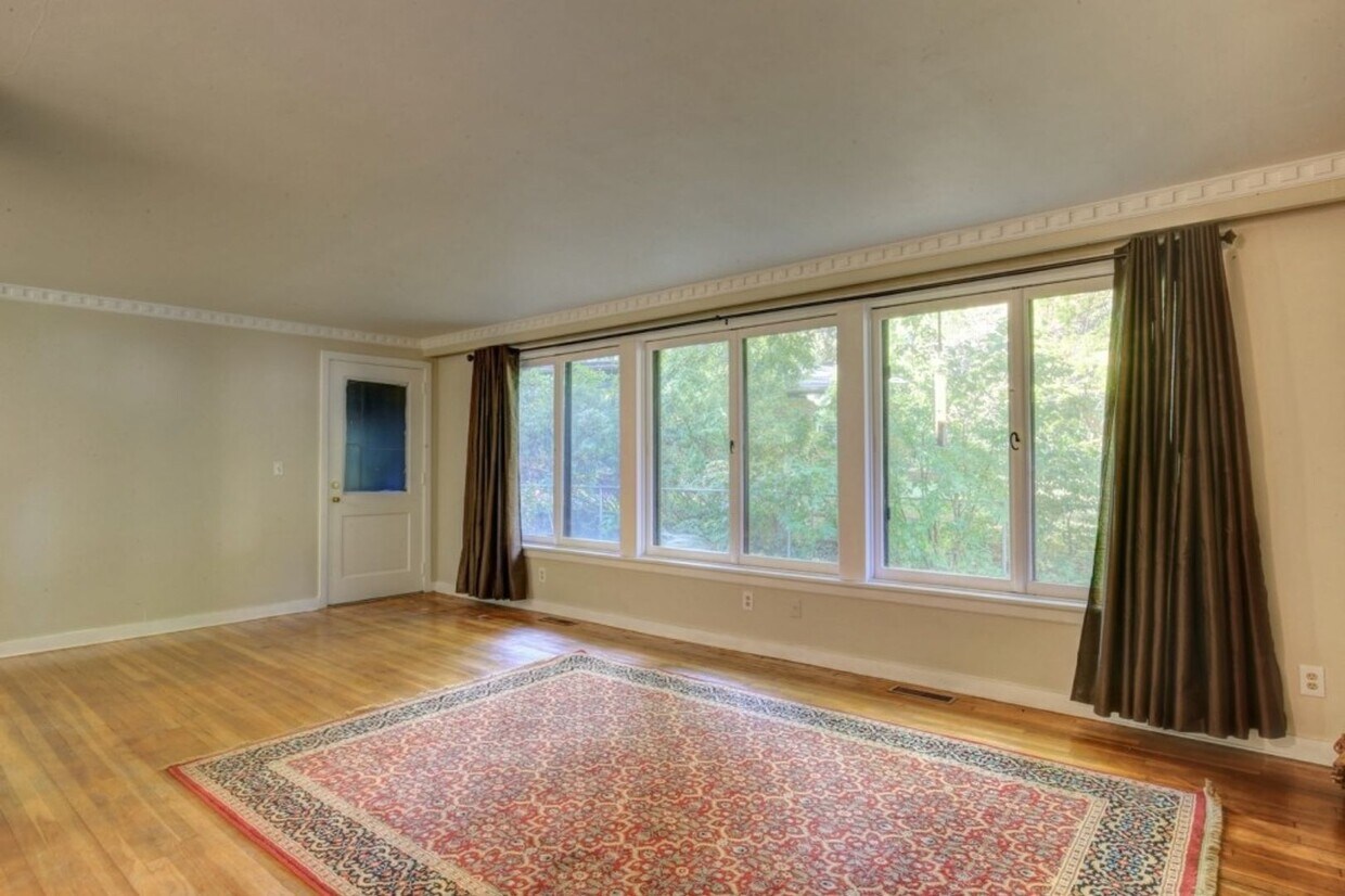 Foto principal - 3 bedroom 1 bath home - Available August