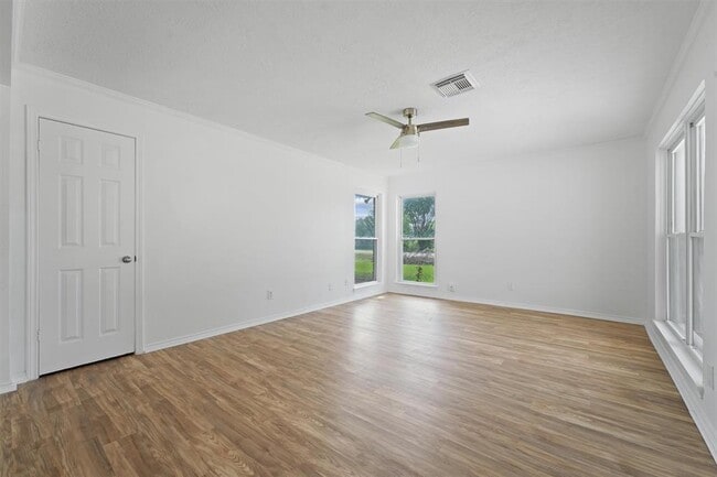 Building Photo - 606 Meadowlawn St