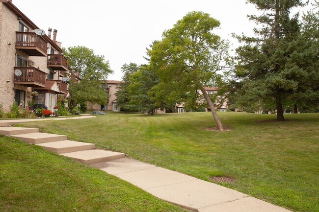 Building Photo - 461 E Spruce Dr