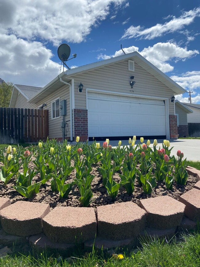 Building Photo - 3 Bed - 2.5 Bath, Beautiful Home in Ogden - Fully Fenced Yard! - Available on June 10th!