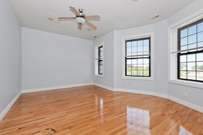 Foto del edificio - Two Bedroom Condo Unit For Rent In Bronzev...