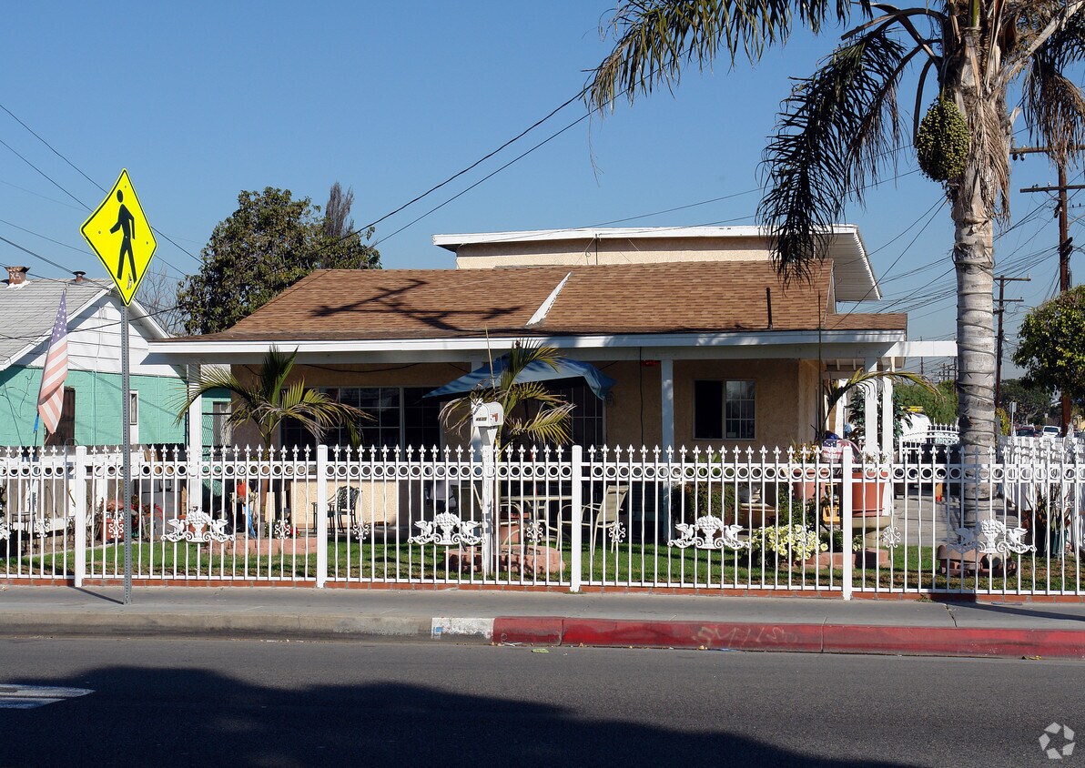 Building Photo - 4635 W Lennox Blvd