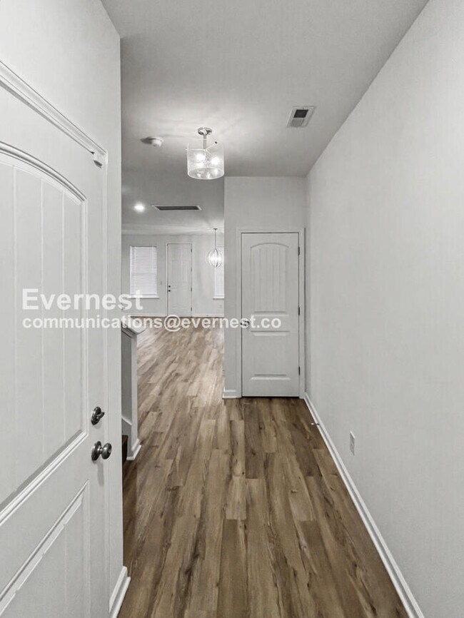 Foto del edificio - 3 Bed, 2.5 Bath Home with Fenced Yard & Garage / Available Now!