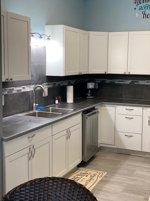 Modern Fully Furnished Updated Kitchen - 900 W 15th St