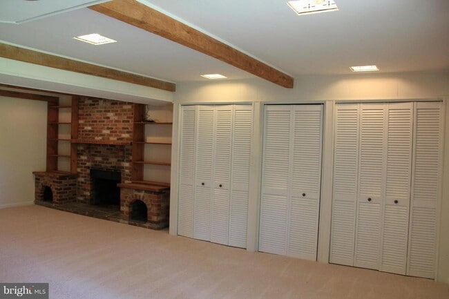 Building Photo - 8319 Sharon Dr