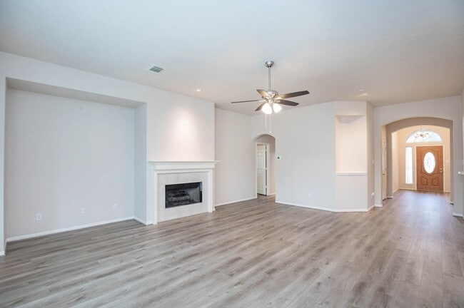 Foto del edificio - 2710 Falcon Knoll Ln