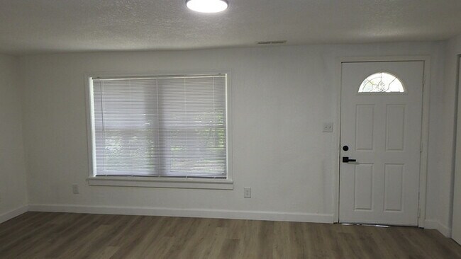 Foto del edificio - Newly rehabbed fully rehabbed 4 bed 2 bath...