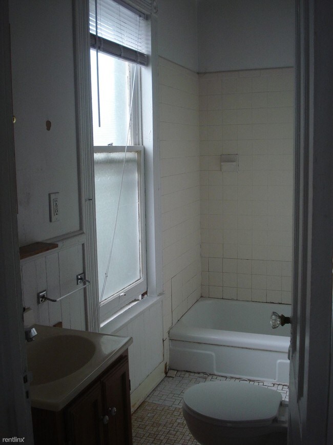 Building Photo - 3 br, 1 bath  - 66 Chestnut St