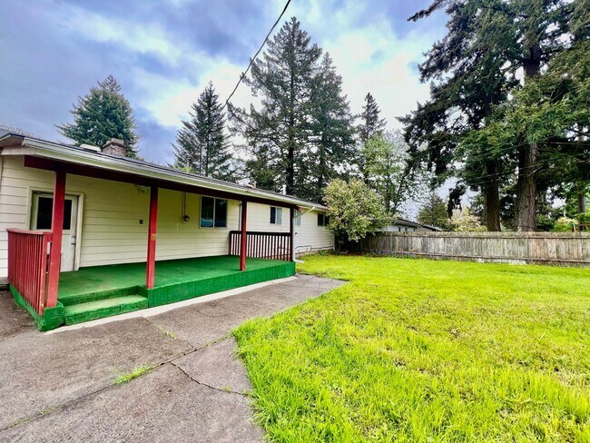 Building Photo - GREAT LAYOUT! LARGE PORTLAND HOME W/BONUS ...