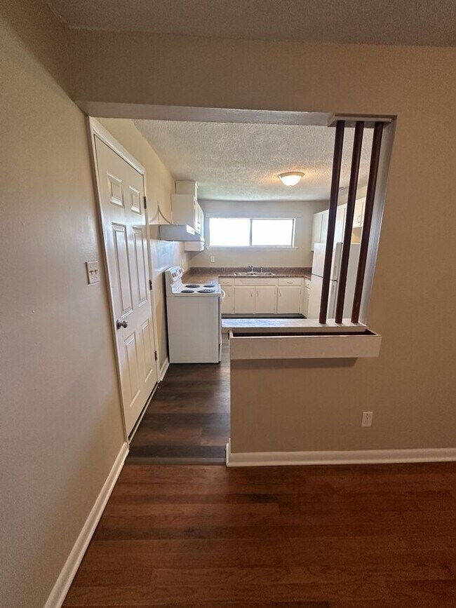Foto del edificio - Bright 4BR Home with Fenced Yard, Hardwood Floors & Garage on Rankin St