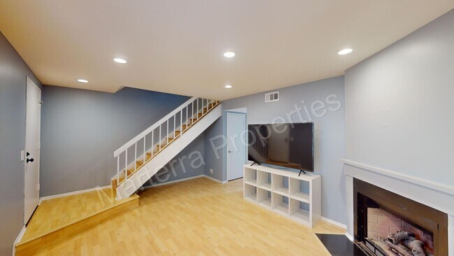 Building Photo - Beautiful Townhome In Woodbridge Community