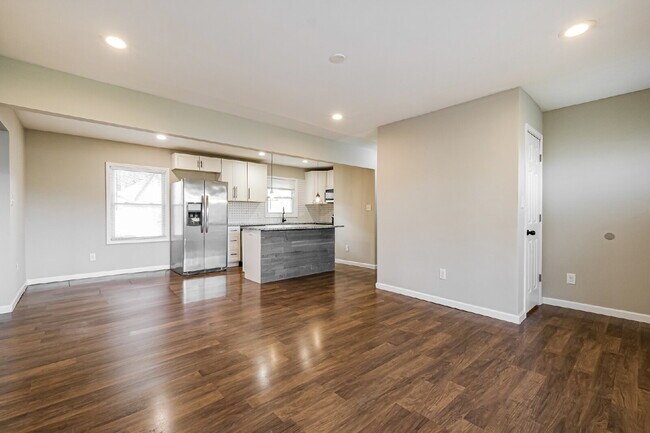 Foto del edificio - NEWLY RENOVATED LARGE RANCH ON CORNER LOT