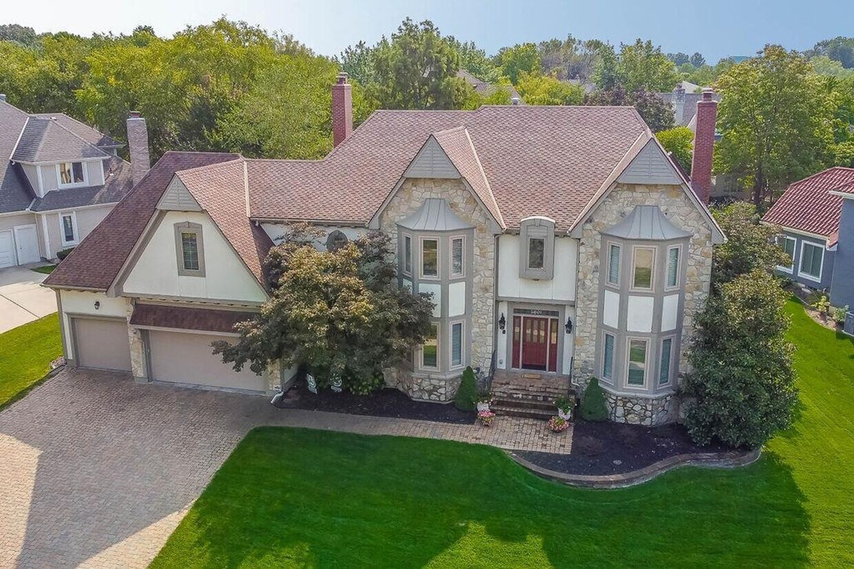 Foto principal - {5801} Spacious 2 Story Home in highly des...