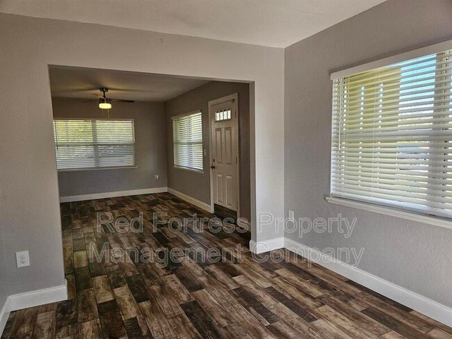 Building Photo - 433 South Dr