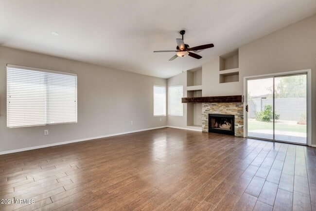 Building Photo - 856 E Saragosa St